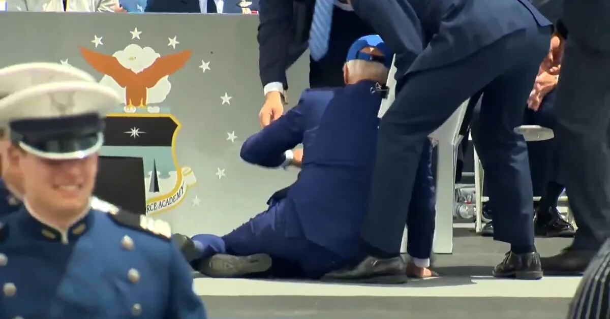 Joe Biden bricht während der Abschlussfeier der US Air Force zusammen