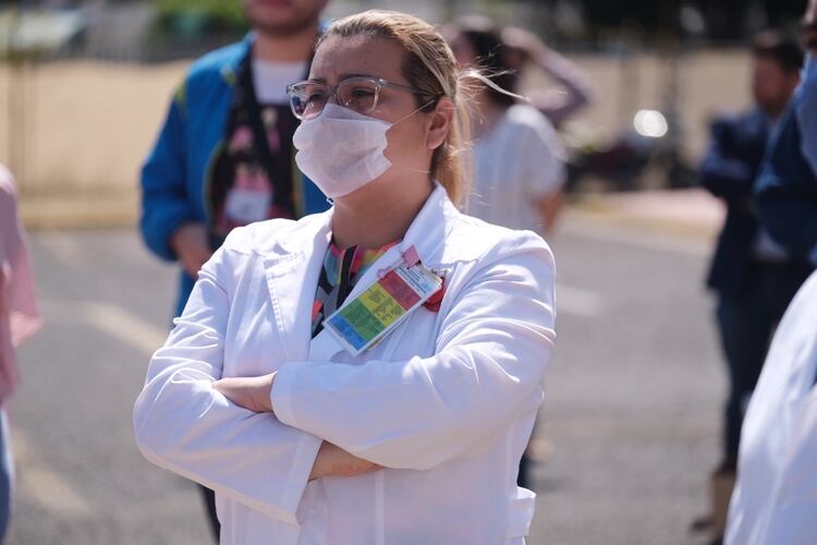 Los médicos, médicas y personal de enfermería se han convertido en los héroes de esta pandemia (Foto: Twitter/EnriqueAlfaroR)