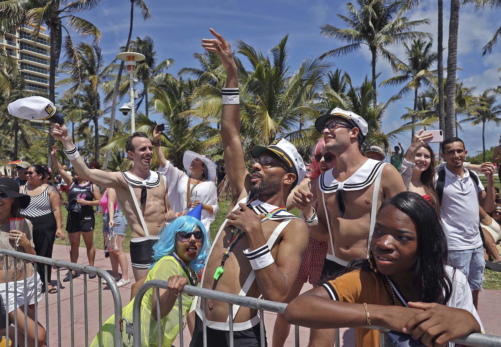 El festival principal en Lummus Park reúne actuaciones en vivo, música y baile en un espacio inclusivo durante el fin de semana más esperado del Miami Beach Pride. (Carl Juste/ AP)