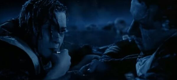El momento en que Kate Winslet toma el silbato de Mark Chapman en “Titanic” y salva su vida