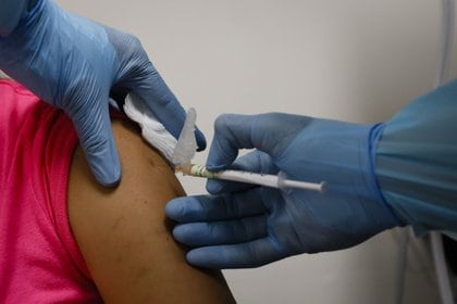 Yancopoulos explicó por qué el tratamiento con anticuerpos no será suficiente por sí solo para derrotar el coronavirus, sino por el contrario también se requerirá una vacuna (Bloomberg)