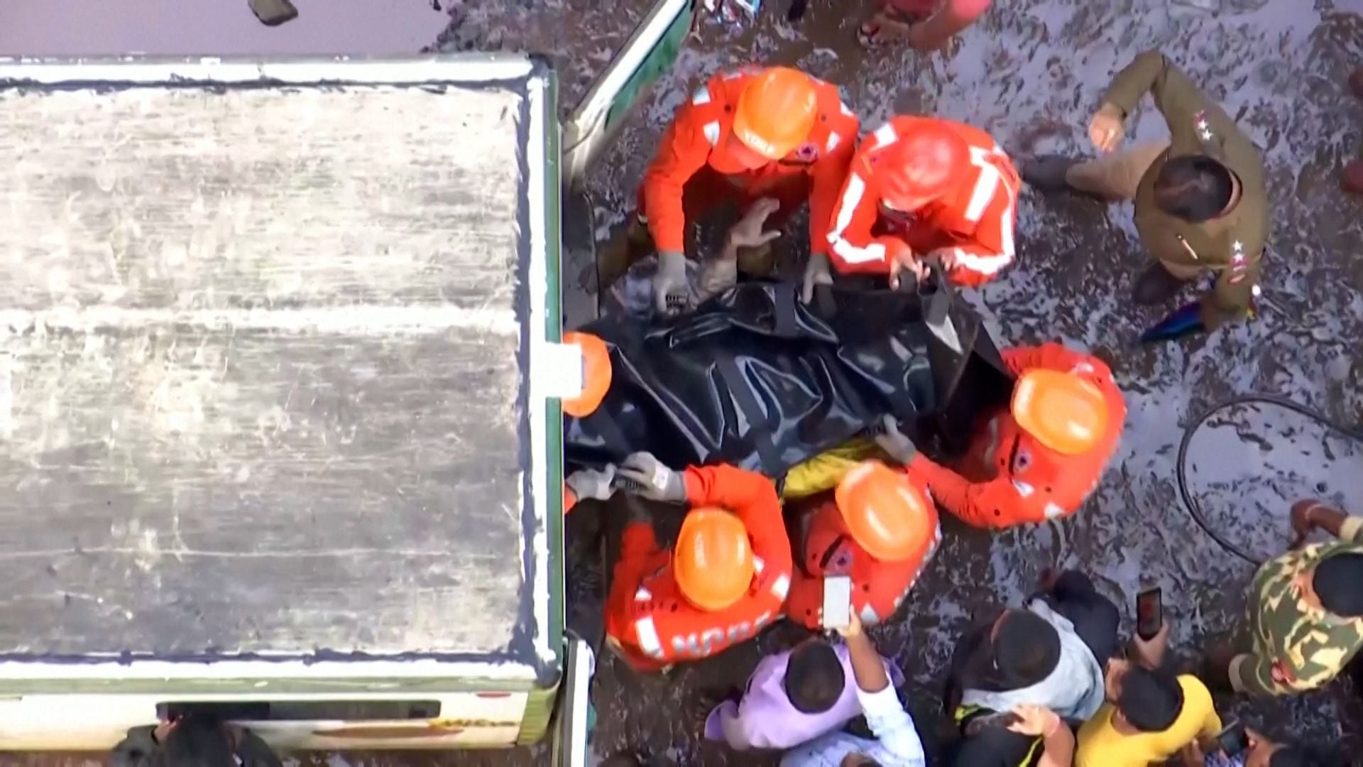 El cuerpo de una víctima del derrumbe recuperado por los rescatistas (Reuters/Captura de pantalla)