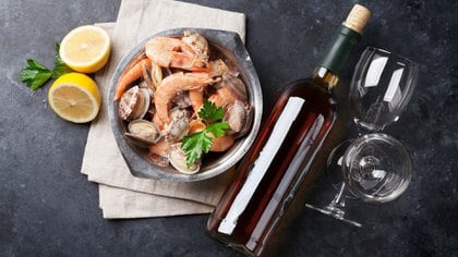 Los pescados y mariscos en verano maridan de excelencia con los vinos (Shutterstock)
