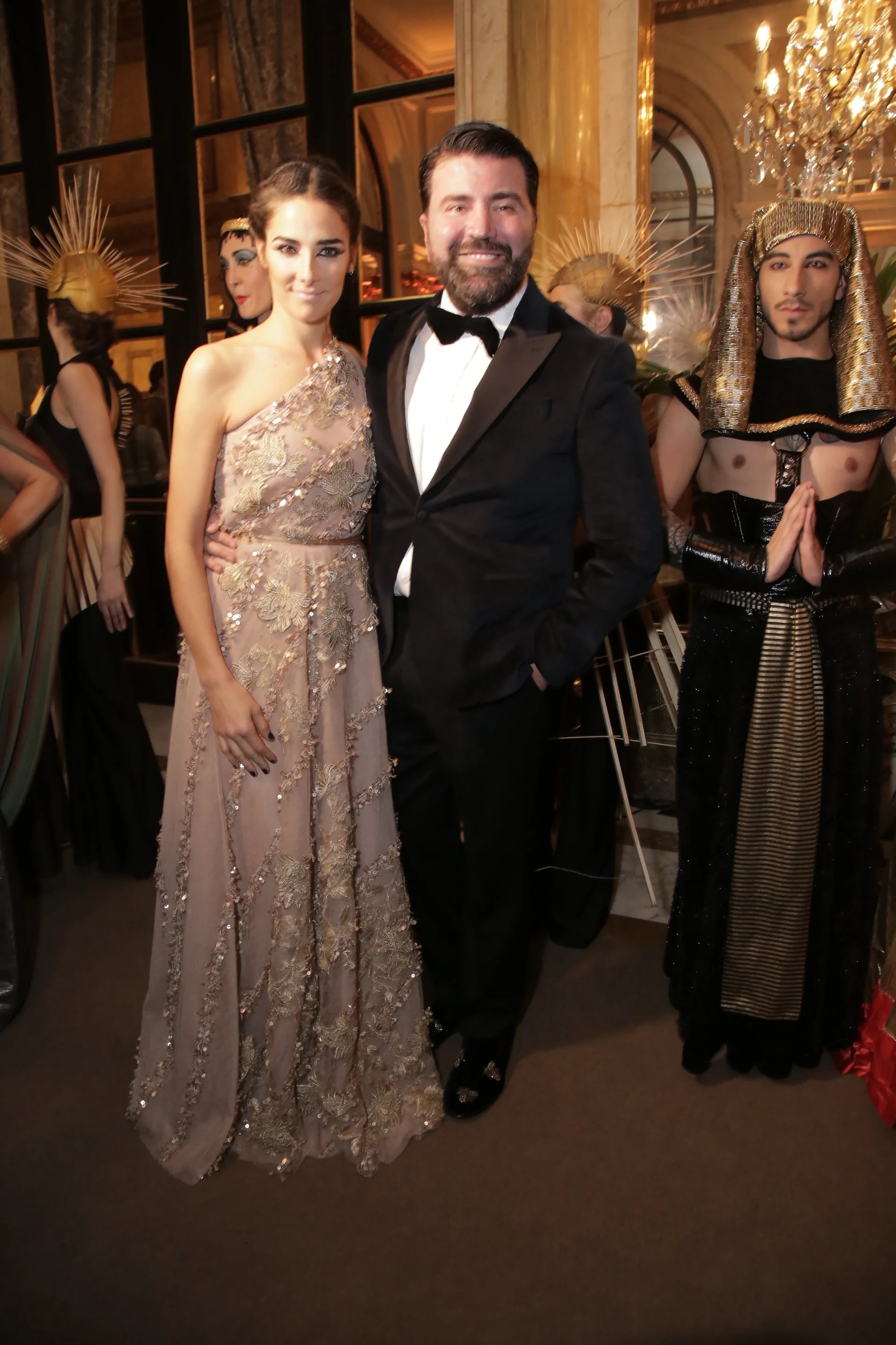 Juana Viale junto al diseñador de su fabuloso vestido, Javier Saiach