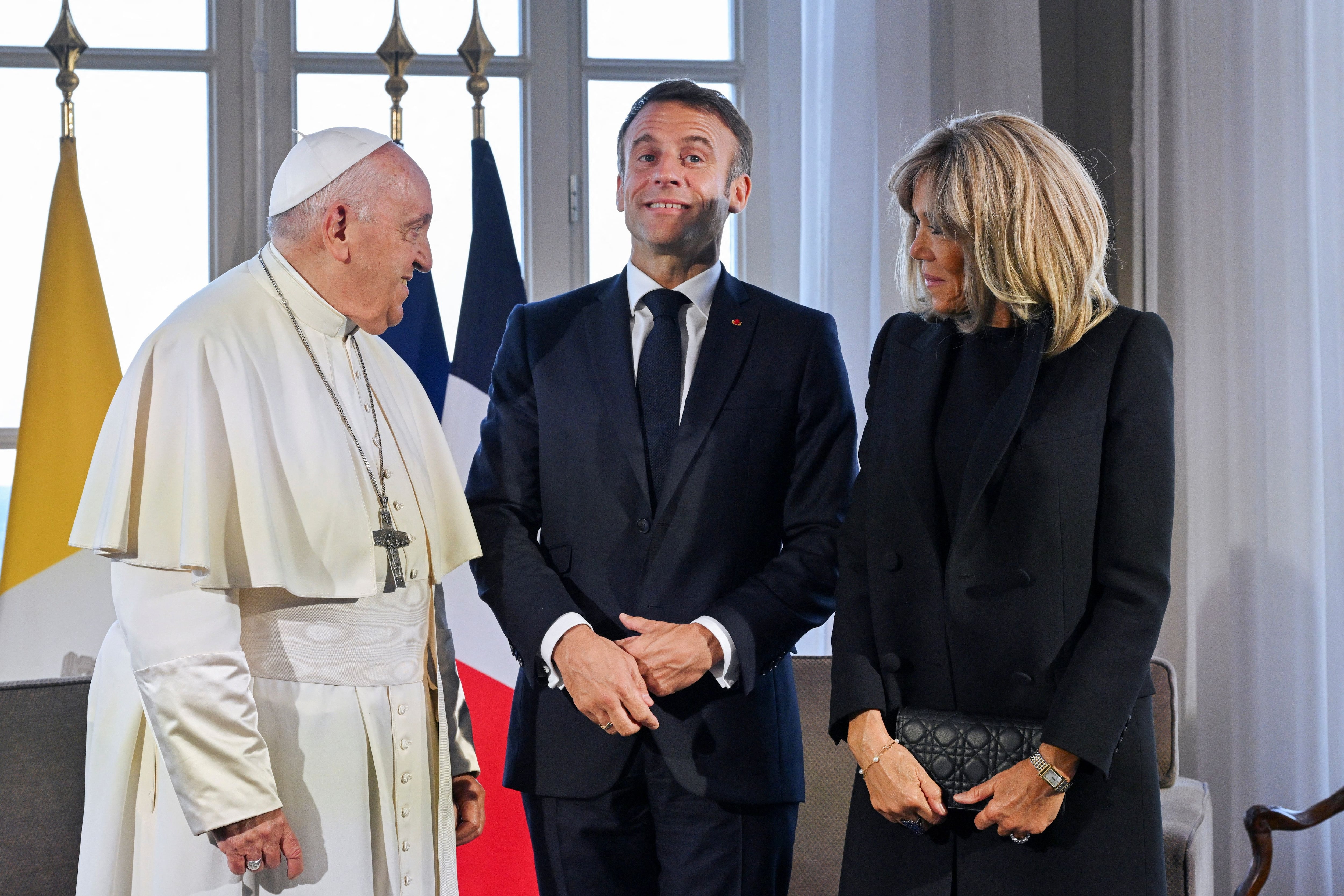 Emmanuel Macron y su esposa Brigitte posaron con el Papa (Andreas Solaro/Pool via REUTERS)