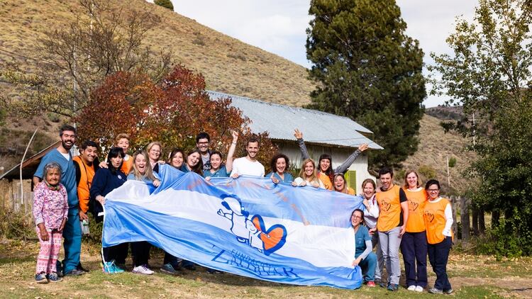 Voluntarios junto a los locales de Neuquén una vez finalizado los cinco días de recorrida por las diferentes comunidades