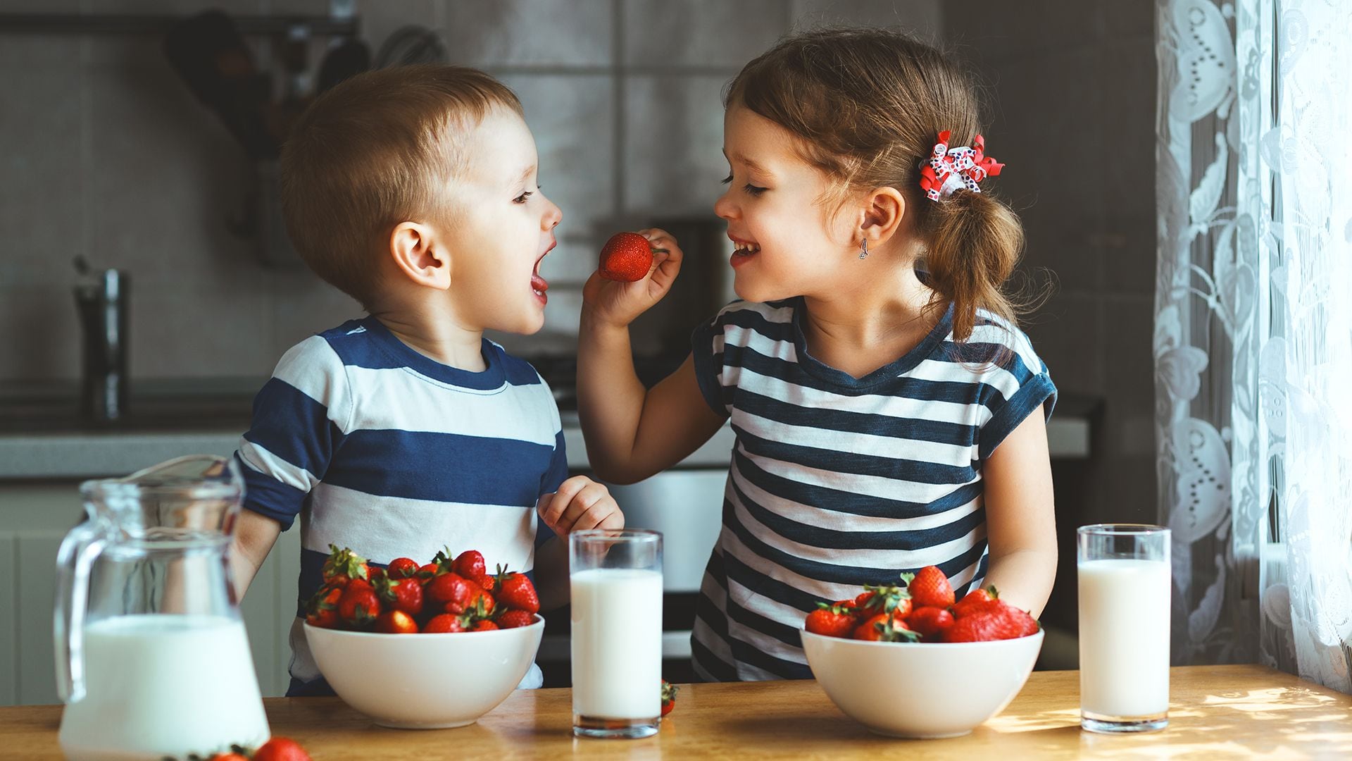 Las guías alimentarias recomiendan que los niños y las niñas consuman más frutas y verduras, lácteos, cereales integrales, legumbres, carnes, y huevos, entre otros