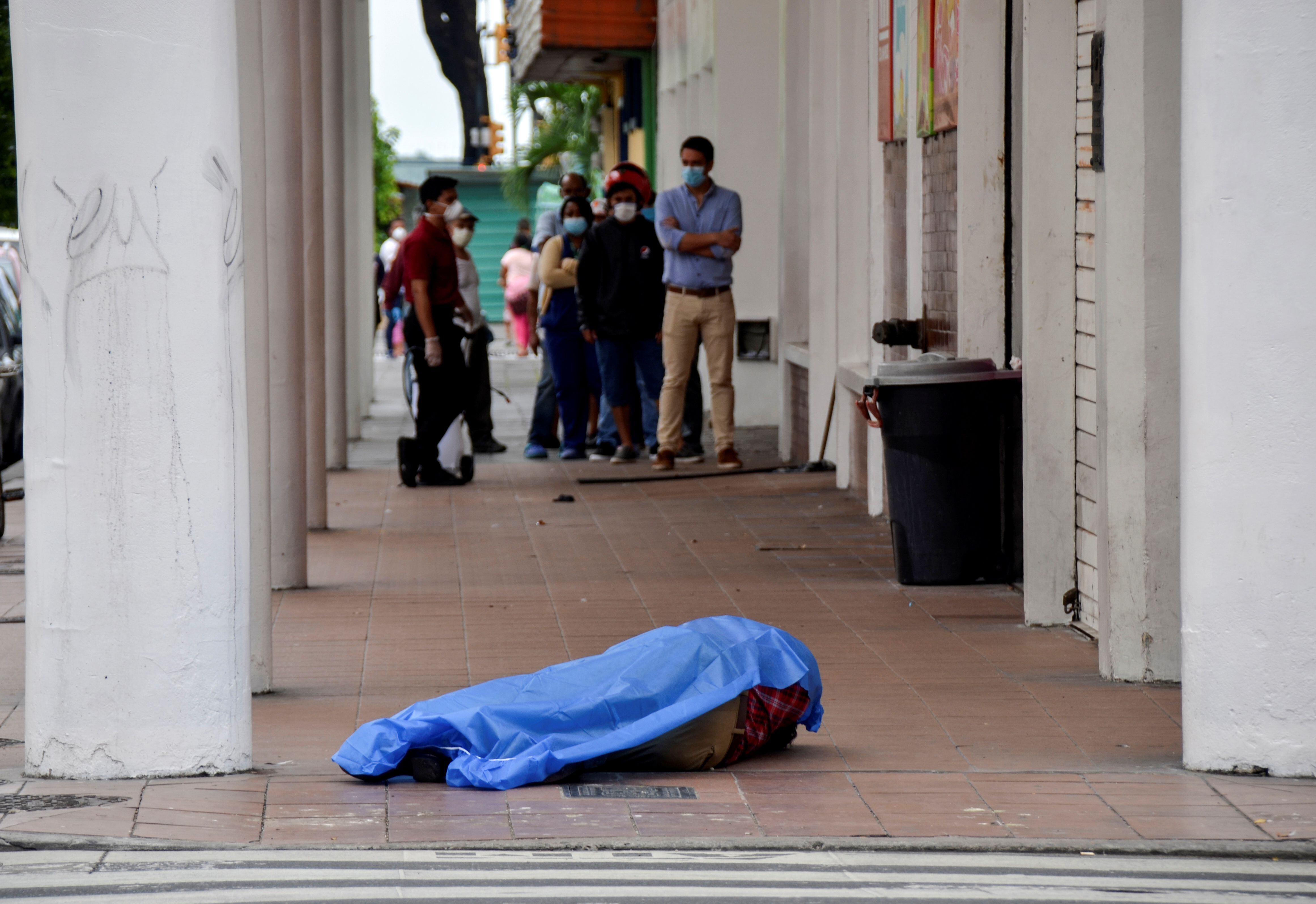 En Guayaquil los muertos comienzan a aparecer en las calles ante el colapso del sistema de salud para atender la gran cantidad de casos que ha dejado el coronavirus en la ciudad. 