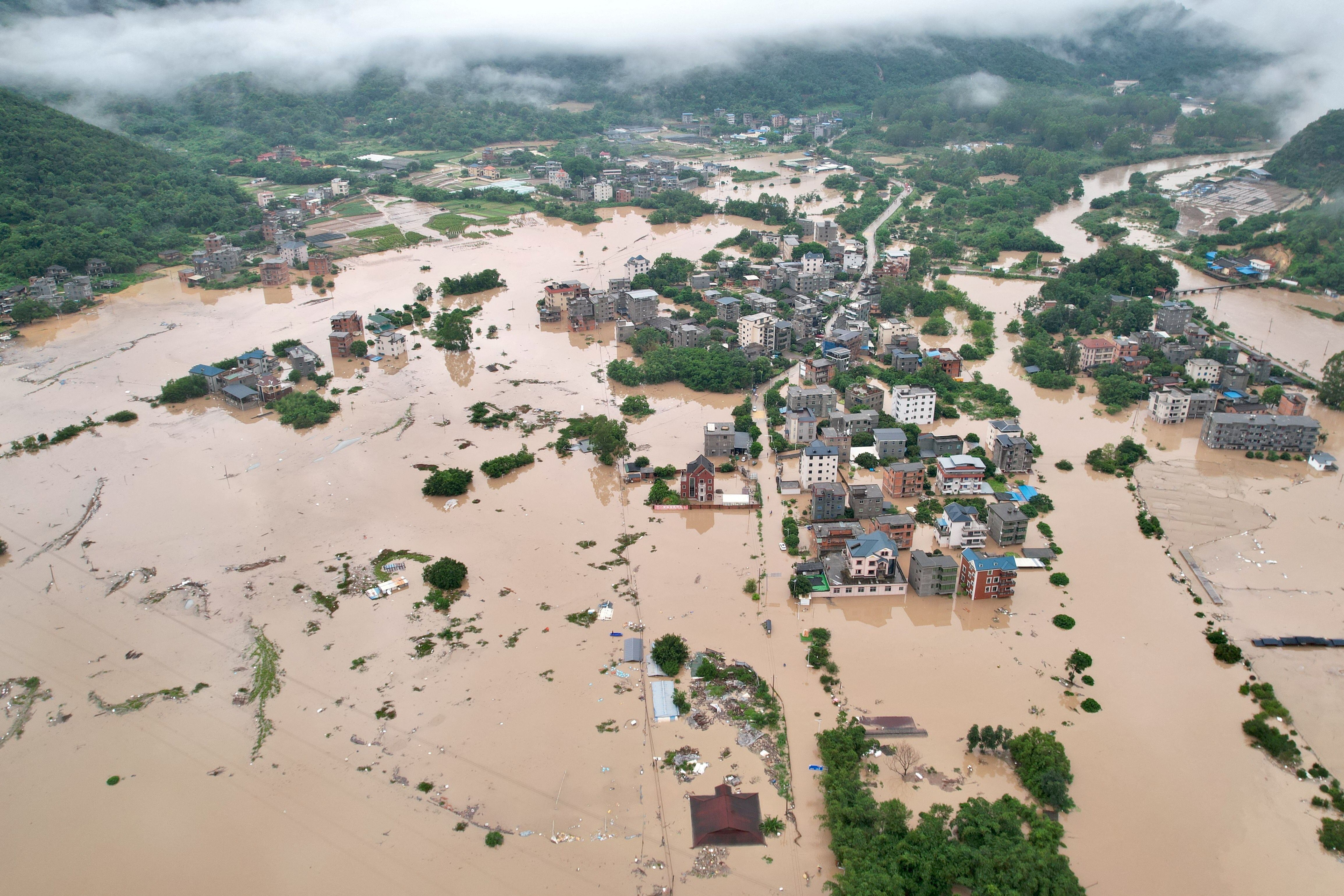 Una vista aérea muestra aldeas inundadas en el condado de Minhou (REUTERS)