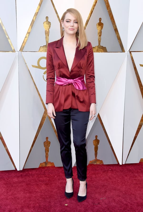 Emma Stone “Me encanta parece que está en esta inspiración de Louis Vuitton es un mix entre elegante y rockero. El saco boravino combinado con rosa chicle y el pantalón pitillo azul violacio dan una gran combinación con géneros con base de satén”, opinó Dinar