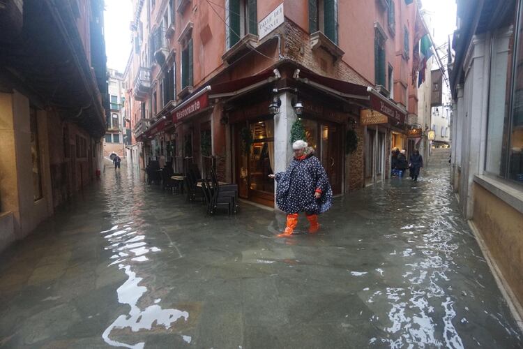 La marea alta superó el nivel de un metro sobre el nivel del mar en Venecia (EFE/EPA/ANDREA MEROLA)