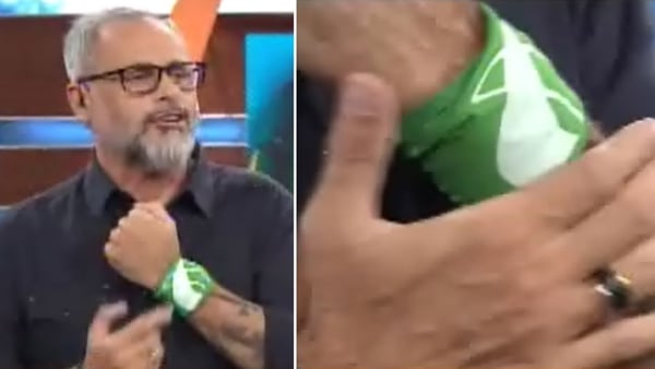 Jorge Rial exhibe su pañuelo por la Campaña Nacional por el Derecho al Aborto (captura de televisión)