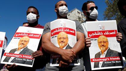 Manifestantes con la foto de Jamal Khashoggi en el segundo aniversario de la muerte del periodista (REUTERS/Murad Sezer)
