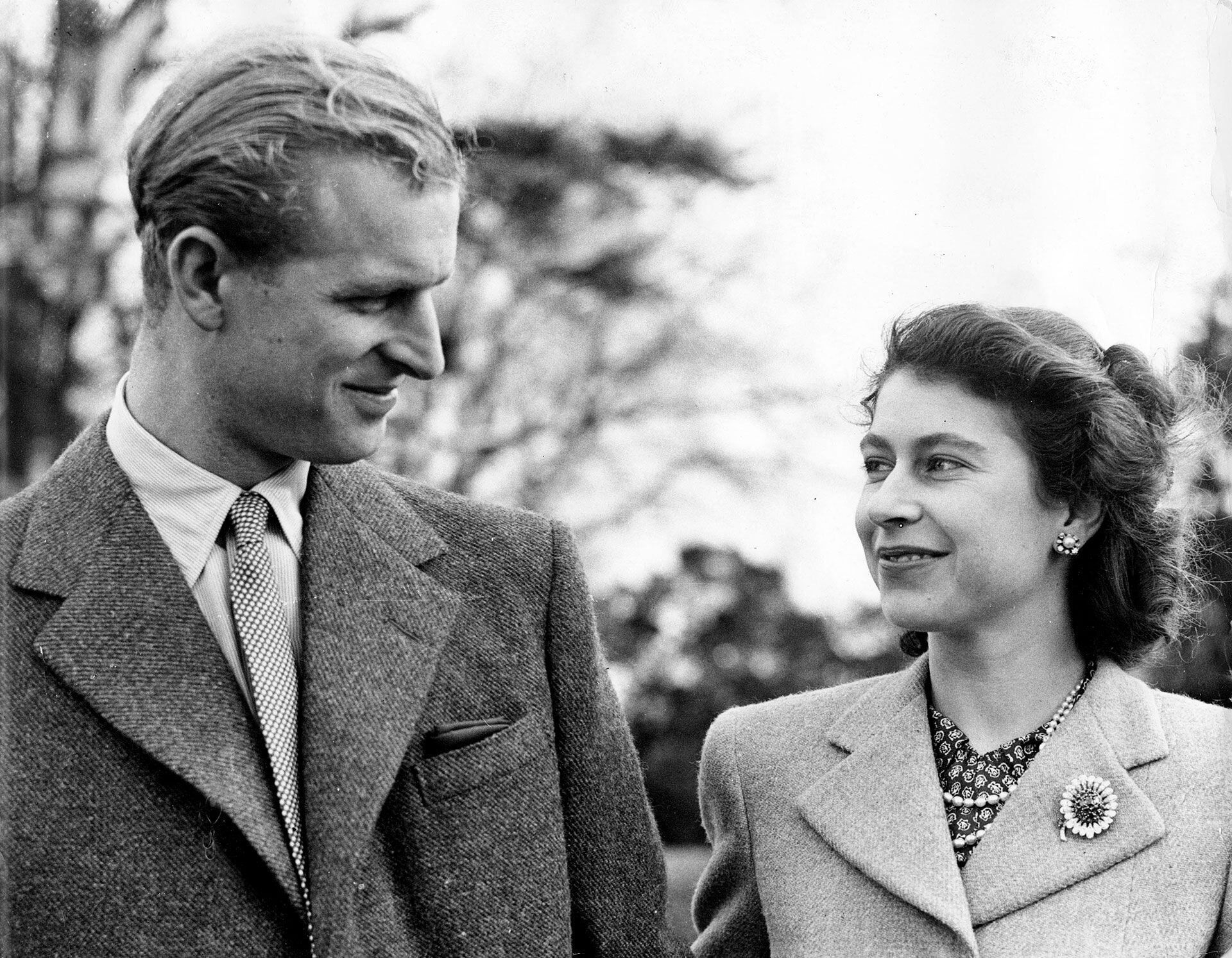 Felipe mantuvo correspondencia con Isabel durante toda la II Guerra Mundial, mientras servía en la Marina británica, y sin hacer demasiado caso de otros pretendientes, ella lo esperó hasta su regreso