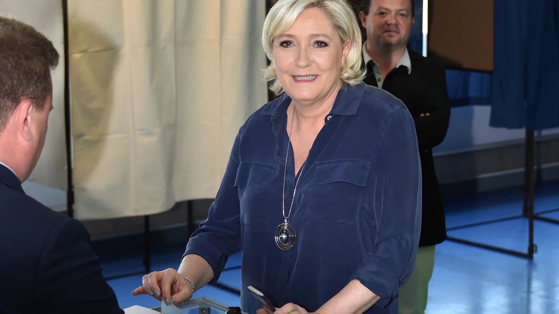 La candidata a presidenta por el Frente Nacional, Marine Le Pen, vota en las elecciones legislativas. Le Pen perdió la elección en segunda vuelta contra Emmanuel Macron (AFP)
