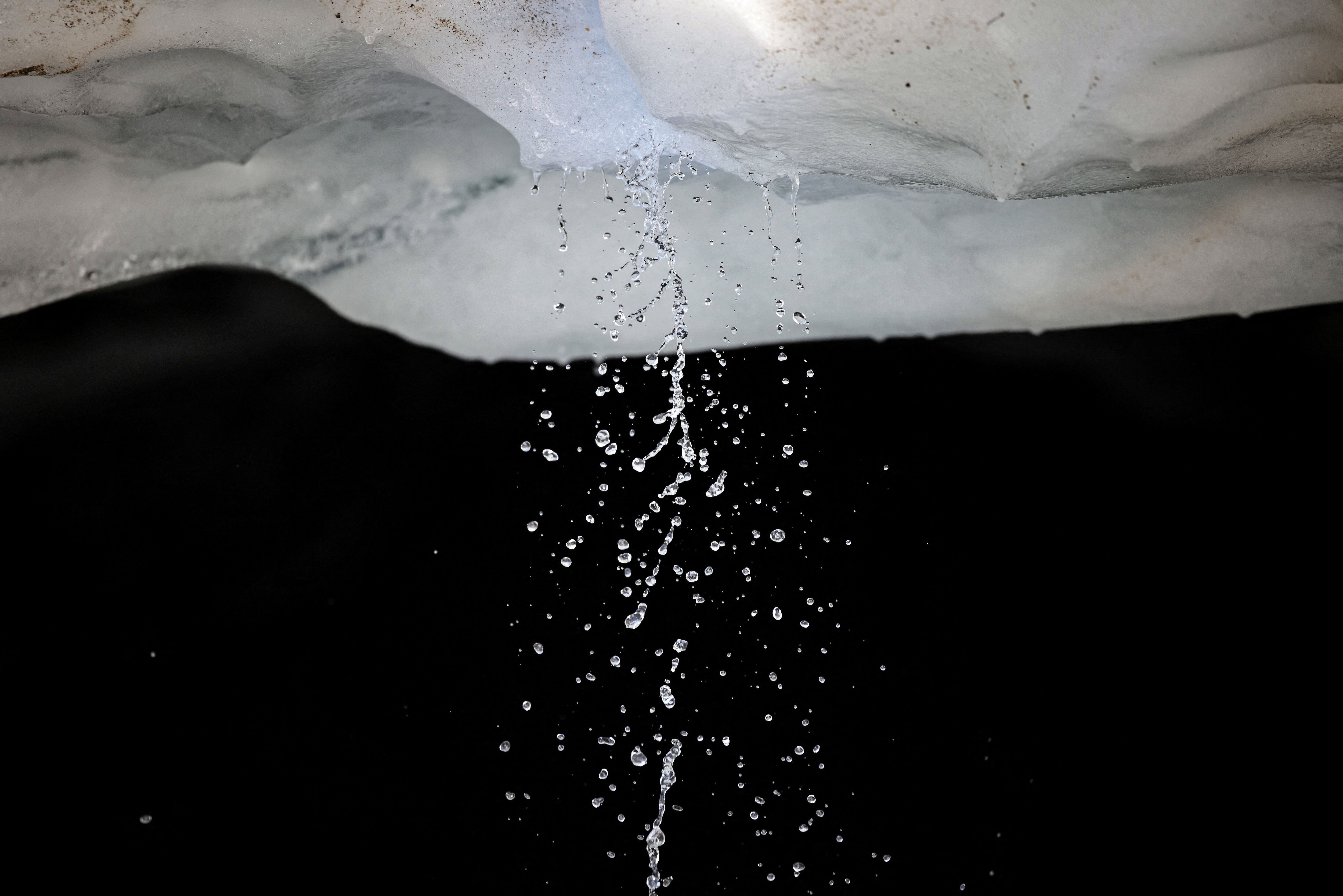 Caída de agua por el derretimiento (AFP)