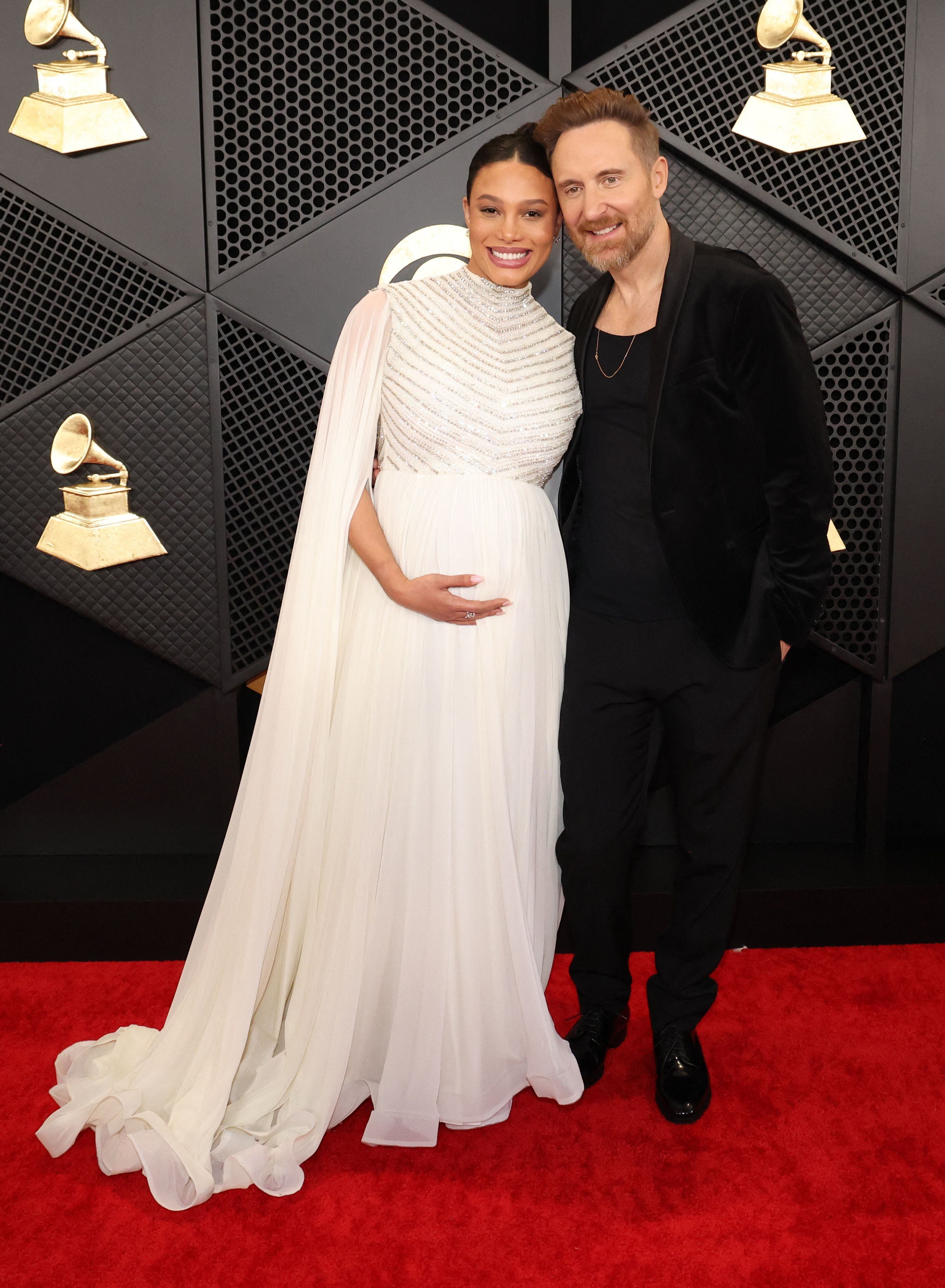 Jessica Ledon y David Guetta. La pareja posó para los fotógrafos en los Grammys /REUTERS/Mario Anzuoni