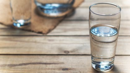 Algunas personas creen que al consumir gaseosas con azúcar están cubriendo su necesidad de ingesta de agua. Sin embargo, las gaseosas con azúcar no son una buena hidratación. Se necesita tomar agua potable diariamente. Tomar agua potable es un buen hábito, señaló la doctora Judith Zilberman, ex presidenta de la Sociedad Argentina de Hipertensión/ Shallow DOF