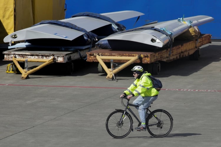 Un trabajador deja la fabrica de Boeing en Everett (REUTERS/David Ryder/archivo)