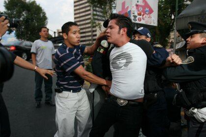 MÉXICO,D.F.02MAYO.2008.- Alrededor de 500 jóvenes conocidos como "Emos" organizaron un zafarrancho en la Glorieta del Metro Insurgentes en el que agredieron a polícias y fotoreporteros. Varios fueron detenidos por la policía del GDF.
FOTO: SAUL LOPEZ/CUARTOSCURO.COM