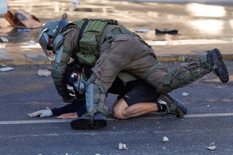 Un manifestante es detenido por un miembro de las fuerzas de seguridad durante una protesta contra el gobierno de Chile en Viña del Mar, (REUTERS / Leandro Torchio)