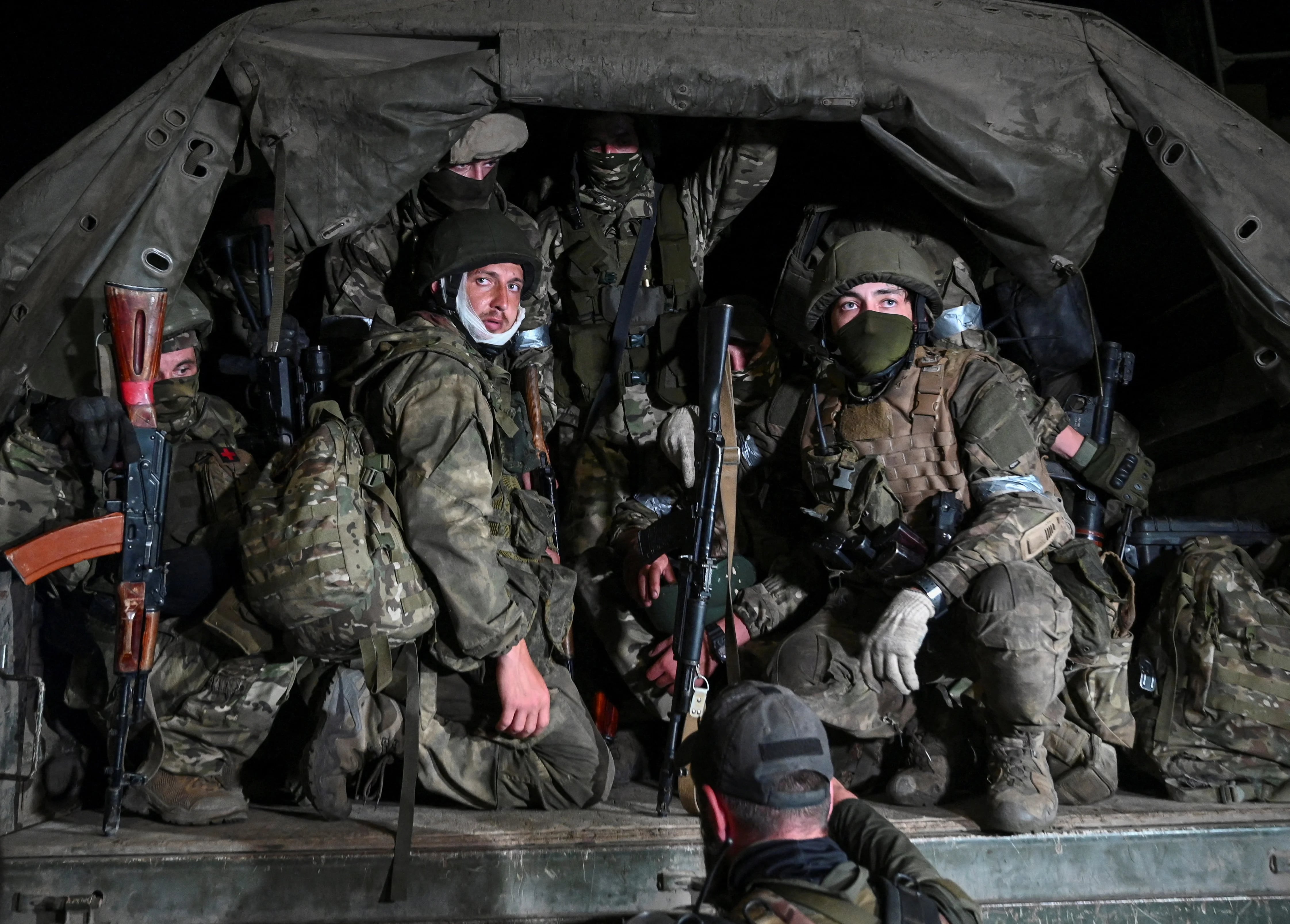 FOTO DE ARCHIVO: Combatientes del grupo mercenario privado de Wagner, incluido Roman Yamalutdinov (izquierda), salen de la sede del Distrito Militar del Sur para regresar a la base, en la ciudad de Rostov-on-Don, Rusia, el 24 de junio de 2023. REUTERS /Stringer/Foto de archivo