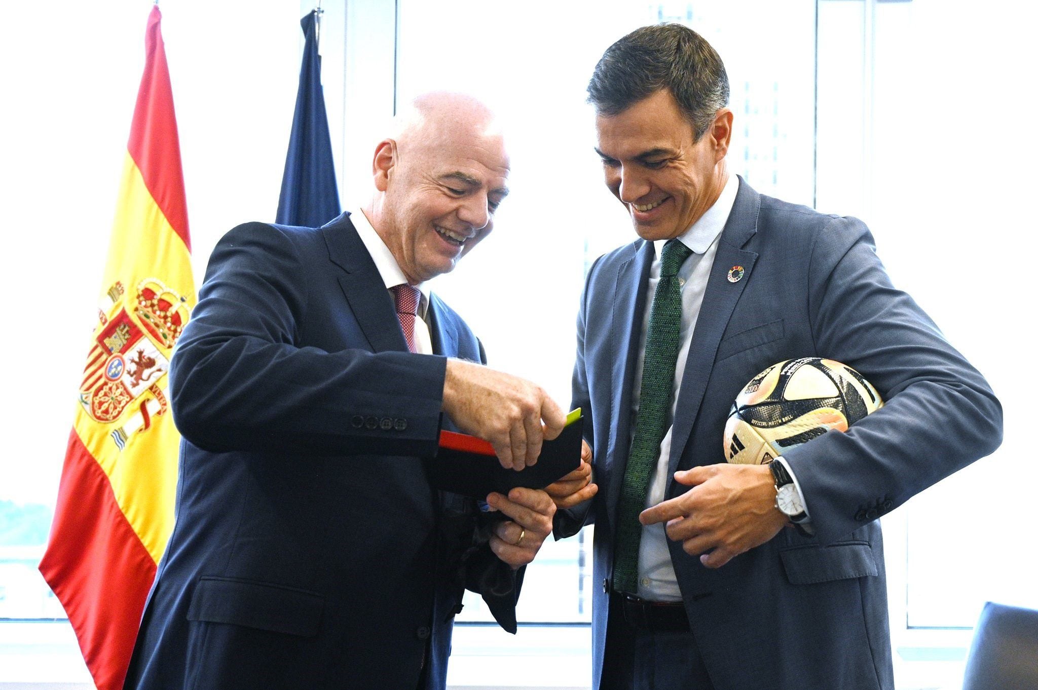 Hace unas semanas, Infantino se reunió con Pedro Sánchez, el presidente del Gobierno español. Ahora, se confirmó que el país ibérico será sede del evento en 2030 con Portugal y Marruecos (@SANCHEZCASTEJON) 