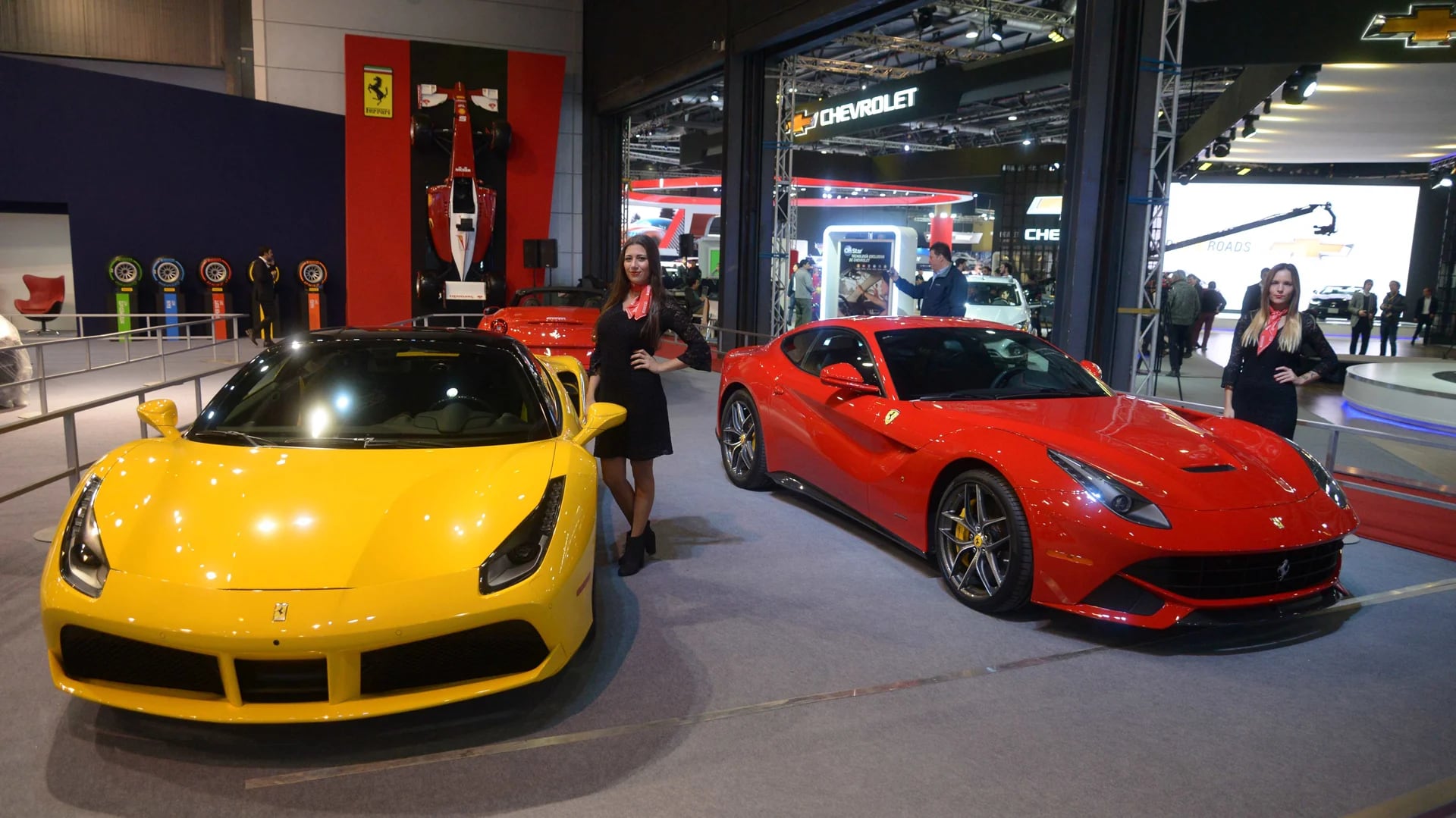 En el fondo el California T, a la izquierda de color amarillo el 488 GTB y a la derecha uno de los modelos más costosos de la marca italiana a nivel mundial, el F12berlinetta (Enrique Abatte)
