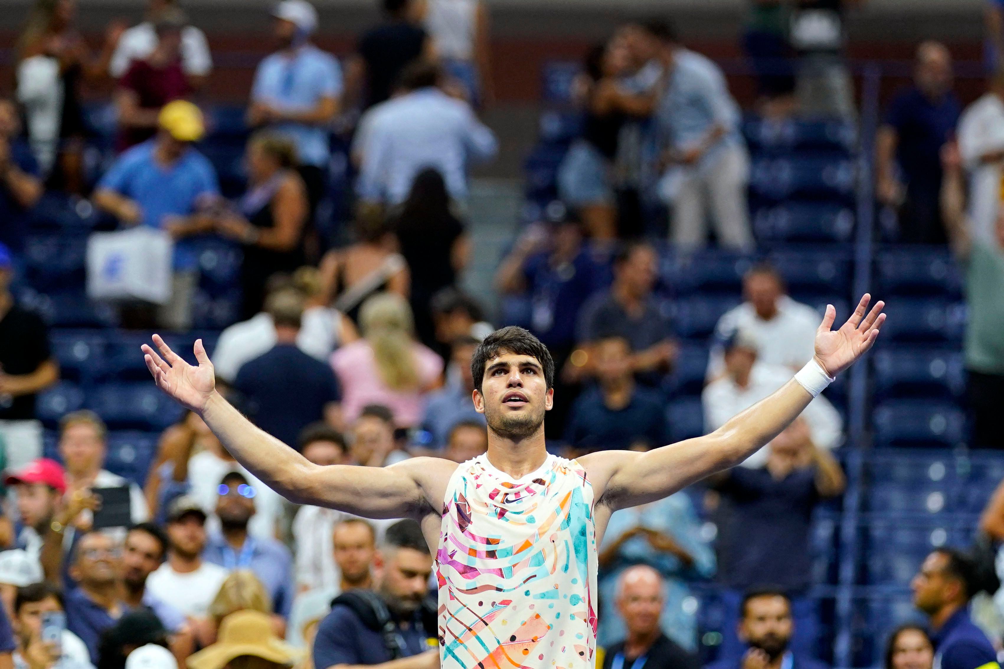Alcaraz celebra su victoria ante Zverev en los cuartos de final del US Open. REUTERS