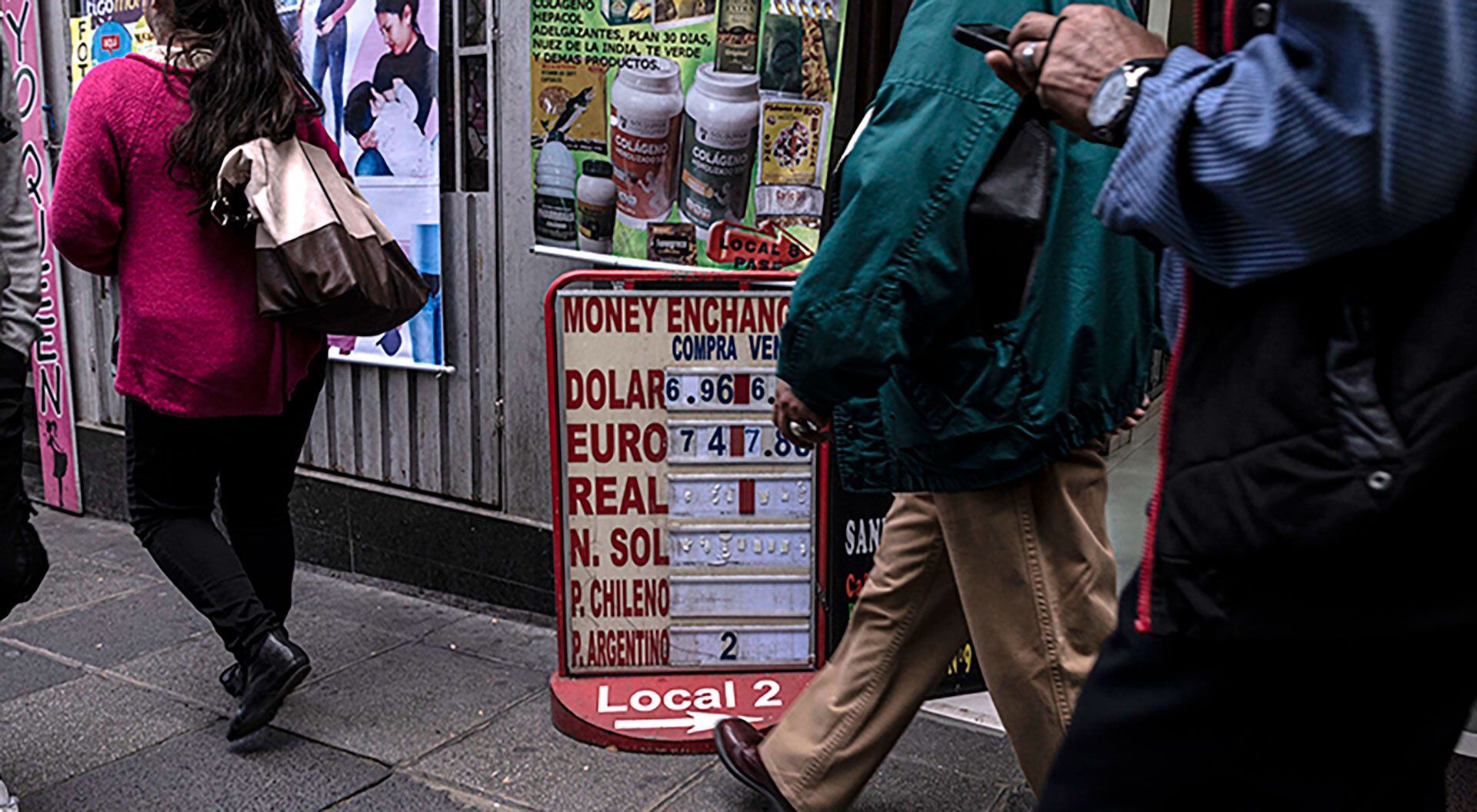 Filas-en-los-bancos-de-Bolivia-para-comprar-dólares