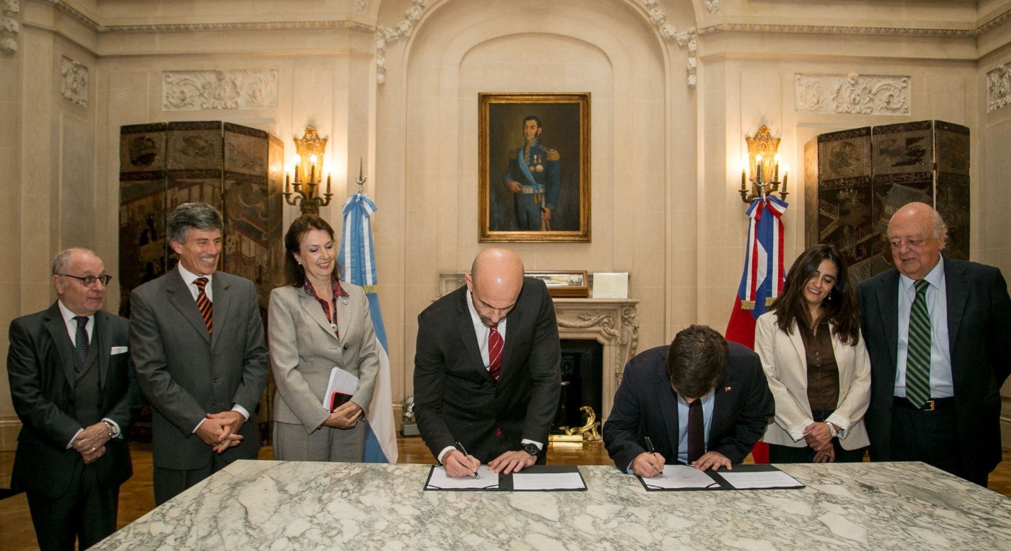 firma del memorándum entre Argentina y Chile para ampliar la oferta de vuelos y conectividad