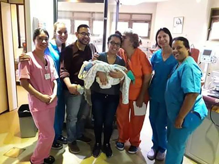 El equipo que cuidó a los siameses cuando les dieron el alta en neonatología, tras el nacimiento