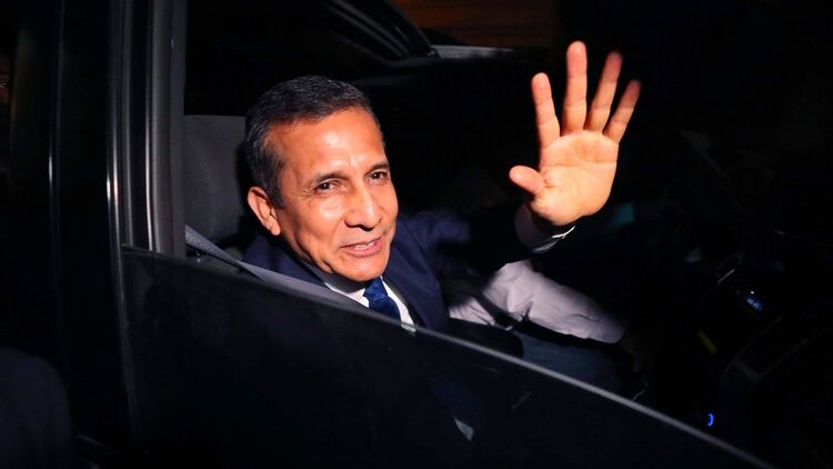 El ex presidente saluda tras dejar el penal (AP)