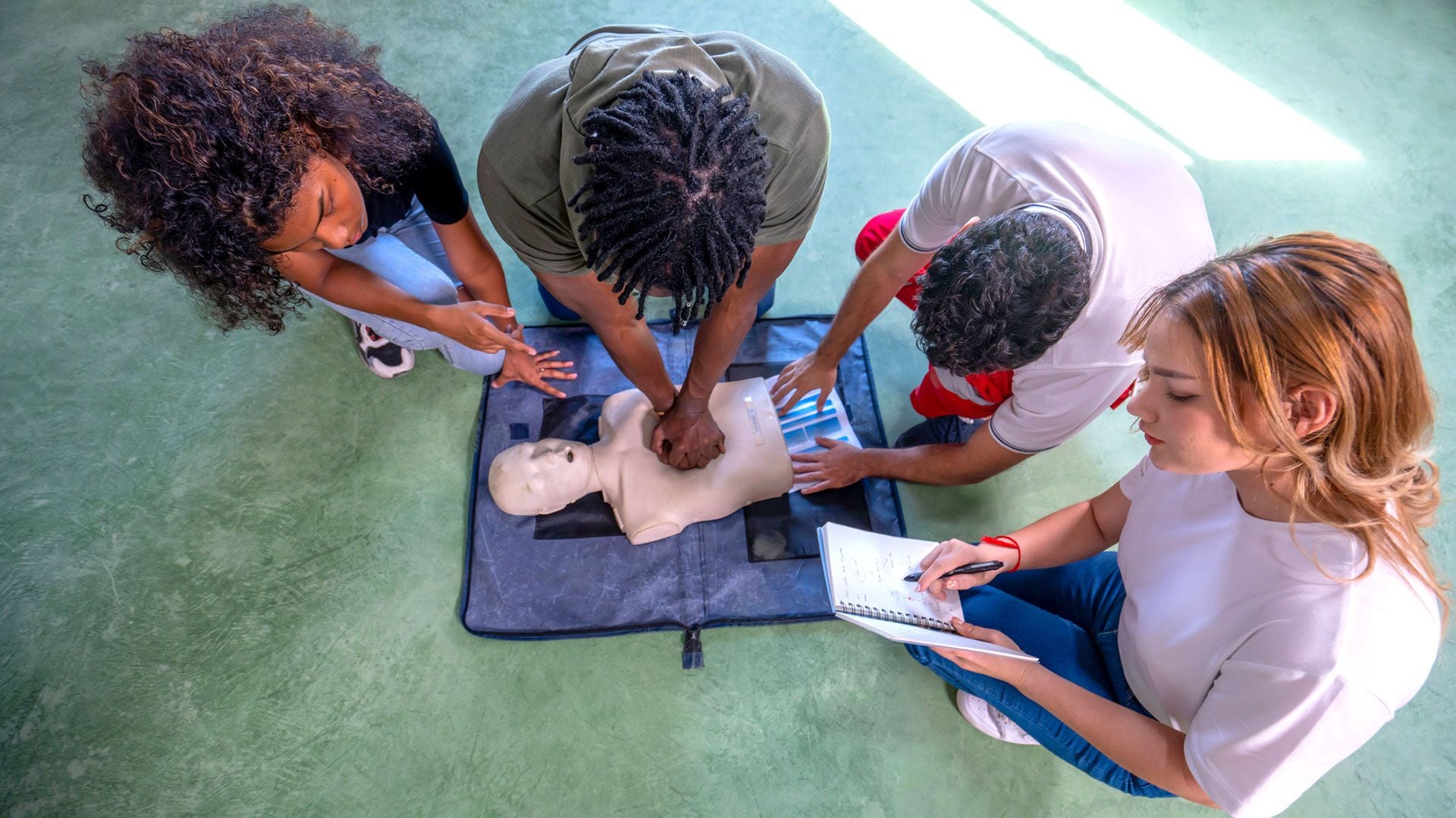 La reanimación cardiopulmonar pone en las manos de las personas la posibilidad de salvar una vida (Getty)