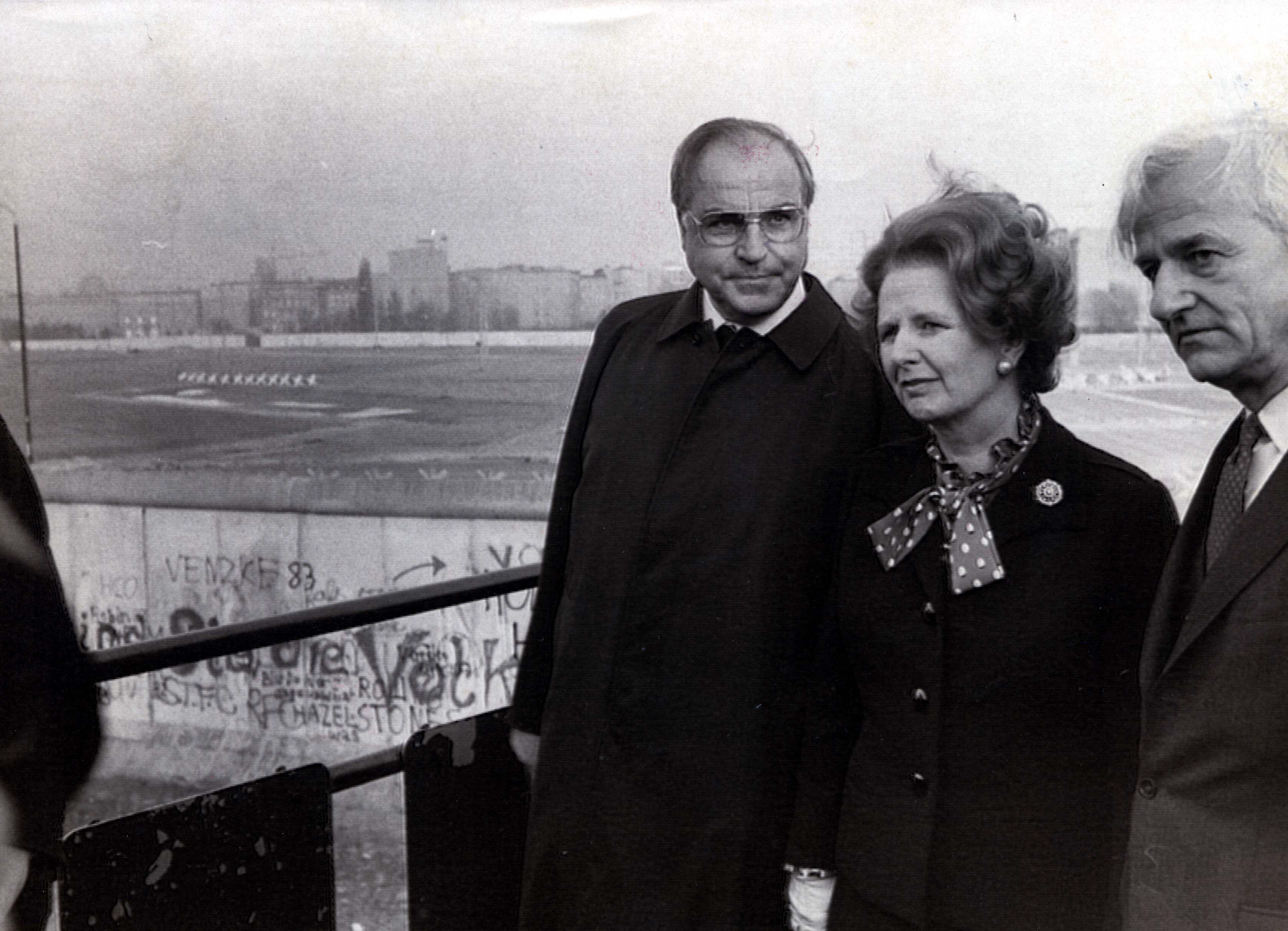 La premier bitánica Margaret Thatcher junto al Muro de Berlín en 1982.  