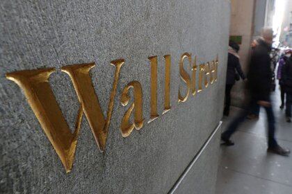La señal de la calle Wall Street en el muro de la Bolsa de Valores de Nueva York (NYSE) ( REUTERS/Shannon Stapleton/)