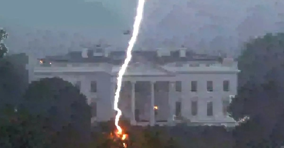 Three people injured by lightning died near the White House