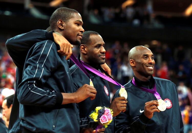 Kobe Bryant y LeBron James fueron campeones olímpicos en los Juegos de Londres 2012 (REUTERS/Sergio Perez/File Photo)