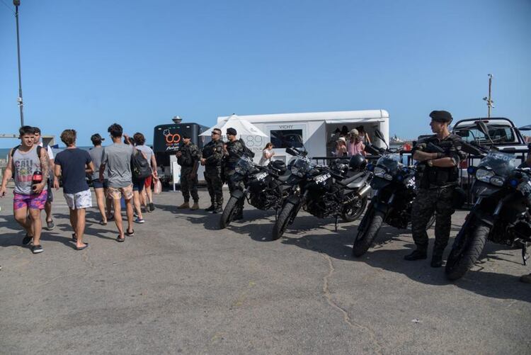 Distintas fuerzas participaron ayer de los operativos en Playa Grande. Desde Tránsito y hasta la Policía bonaerense formaron parte de los procedimientos