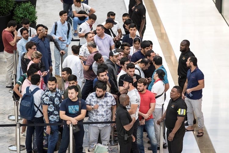Usuarios haciendo fila en una tienda de Apple en Dubai, Emiratos Árabes Unidos (EFE/EPA/MAHMOUD KHALED)