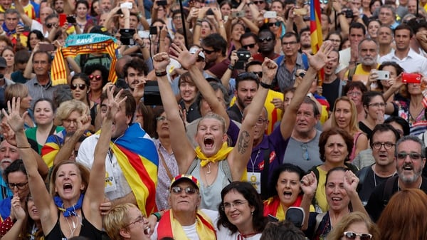 Miles de personas celebraron la declaración de la independencia en Barcelona 