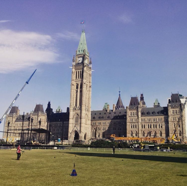 Rodeado de inmensos jardines y sobre una colina, el parlamento sirve como referencia de la ciudad canadiense