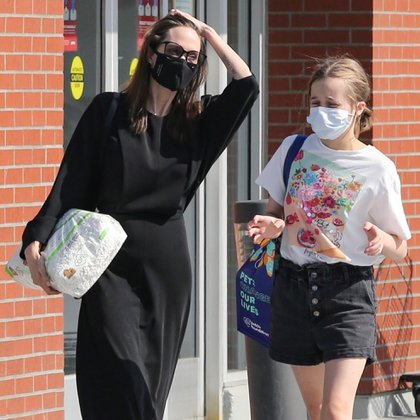 Angelina Jolie y su hija Vivianne fueron vistas cuando salían de una reconocida veterinaria en Los Feliz, en donde compraron alimentos para sus mascotas