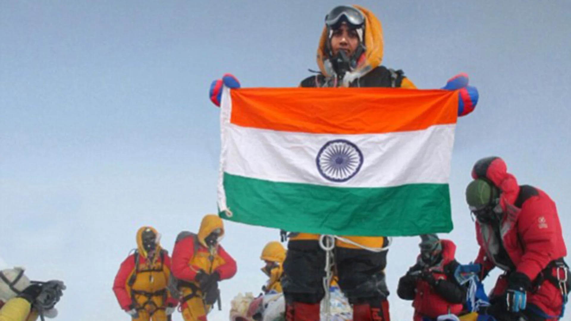 Muy similar a la escena capturada por Siddhanta, quien asegura haber hecho cumbre en el Everest y que sus fotos fueron “robadas” por los Rathod