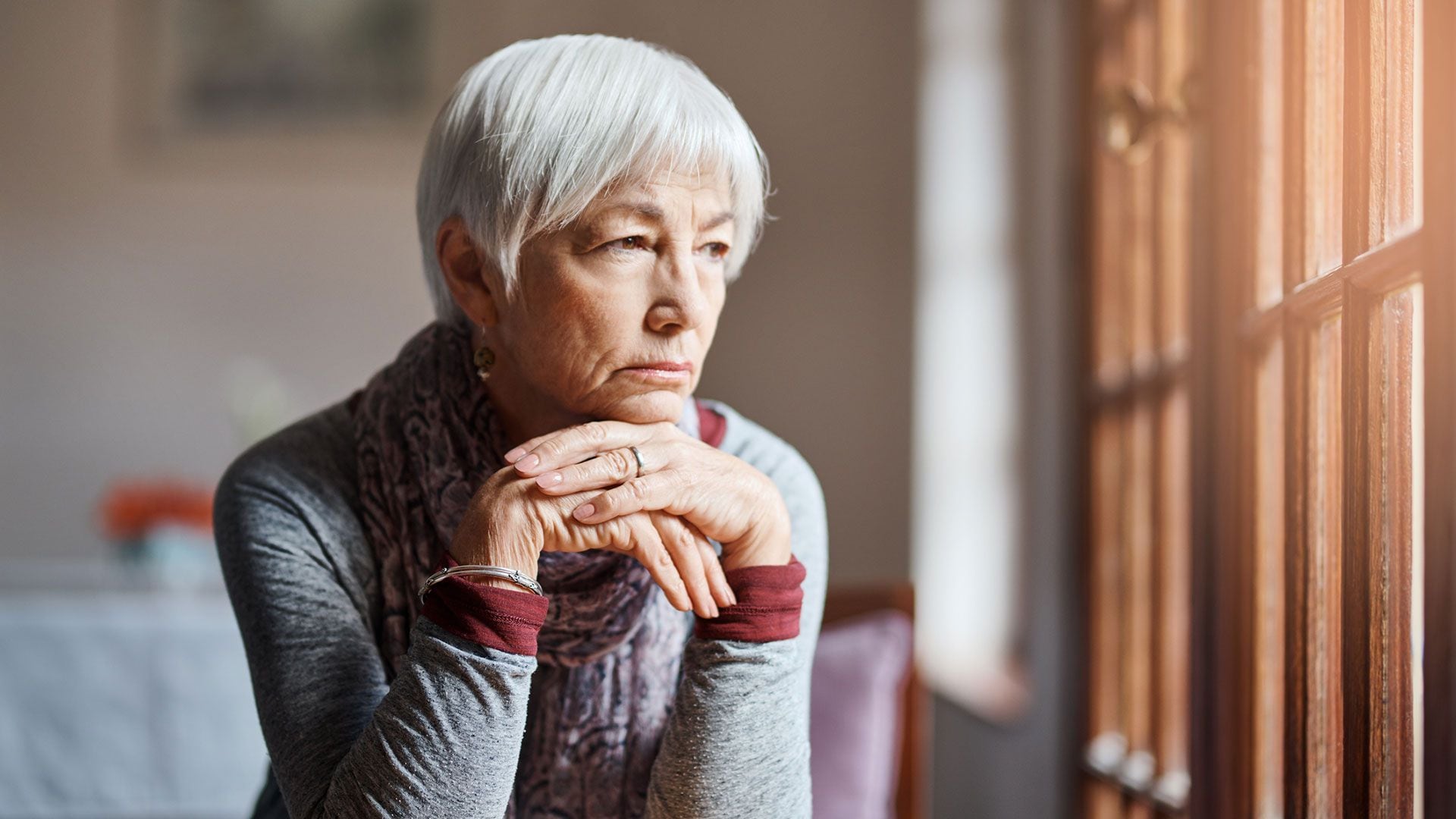 El impacto de las estafas en adultos mayores va más allá de lo financiero, dejando cicatrices emocionales duraderas en las víctimas