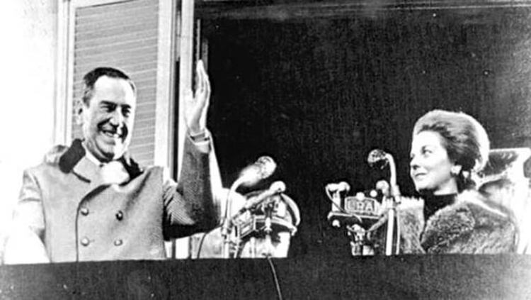 Juan Domingo Perón e Isabel en el último discurso. Allí, molesto, trató a los militantes montoneros de “idiotas útiles” y “estúpidos e imberbes”