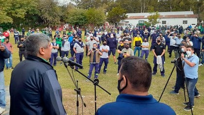 Pablo Moyano encabeza una asamblea de trabajadores de Walmart