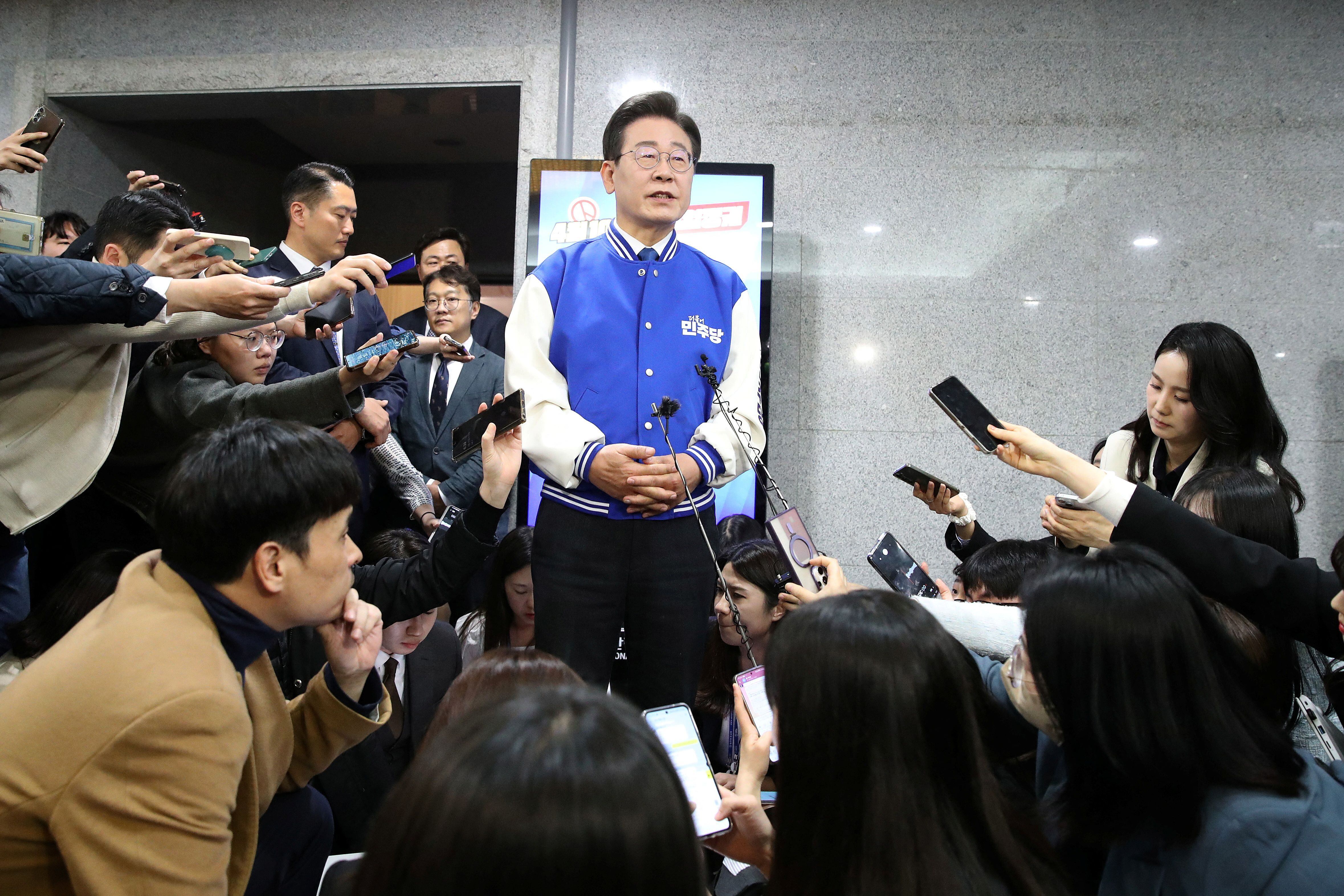 Lee Jae-myung, líder del opositor Partido Democrático (PD) de Corea del Sur, habla con los periodistas tras ver en las televisiones los resultados de los sondeos a pie de urna de las elecciones parlamentarias en la Asamblea Nacional el 10 de abril de 2024 en Seúl, Corea del Sur (REUTERS)
