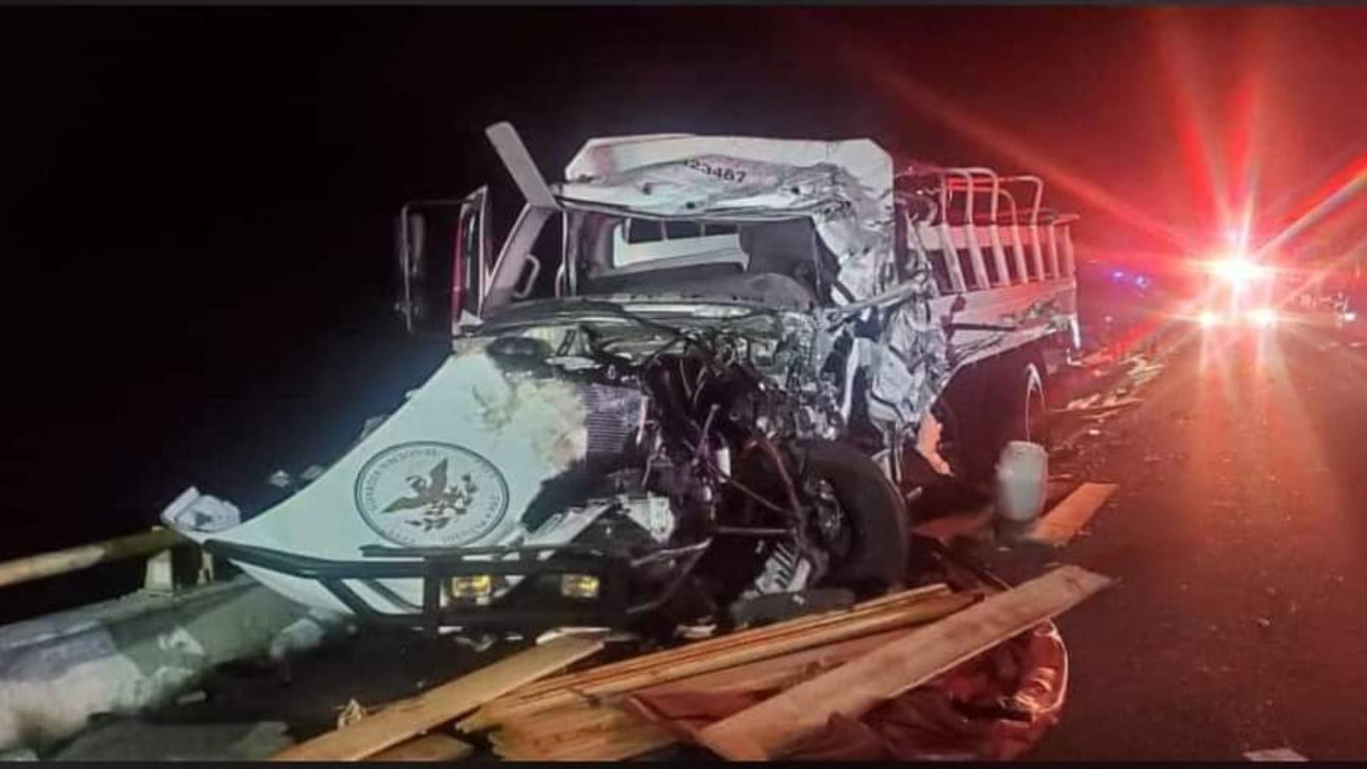 El accidente ocurrido sobre la carretera Cuacnopalan-Oaxaca cobró la vida de una agente que, según versiones extraoficiales, tenía 22 años. (Foto: Twitter/@NuevoSigloOax)