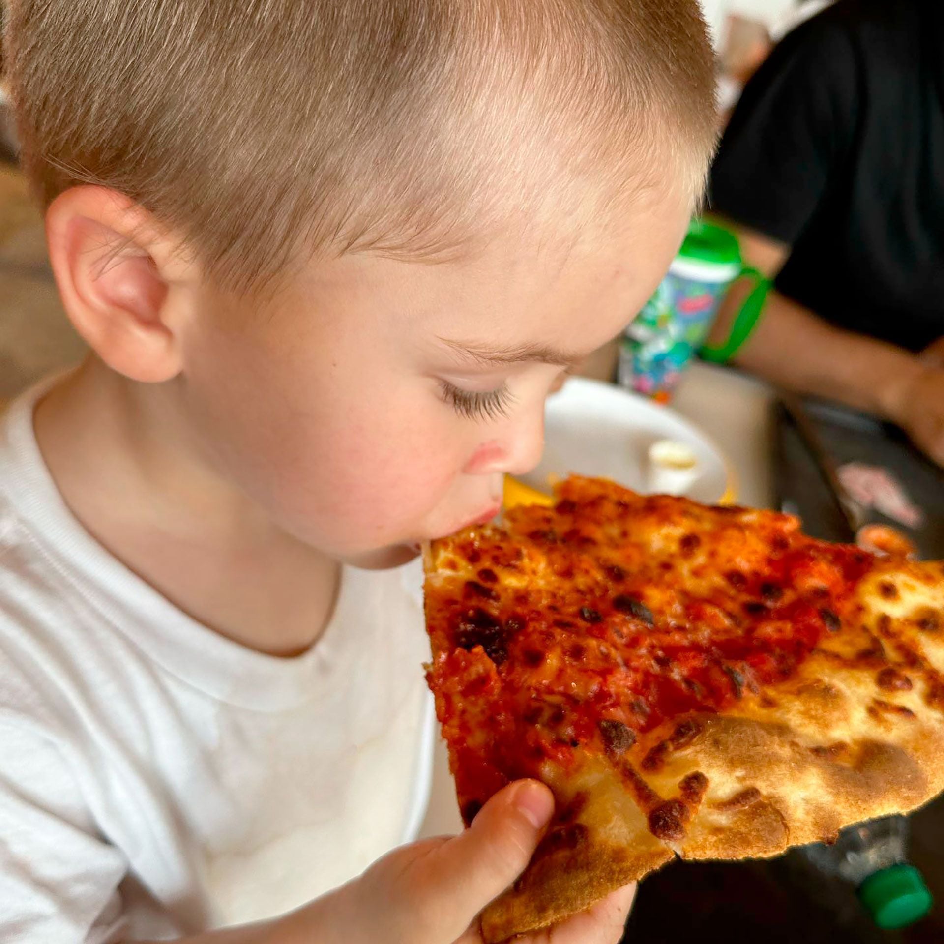 Amancio disfrutando de una rica pizza (@sangrejaponesa)